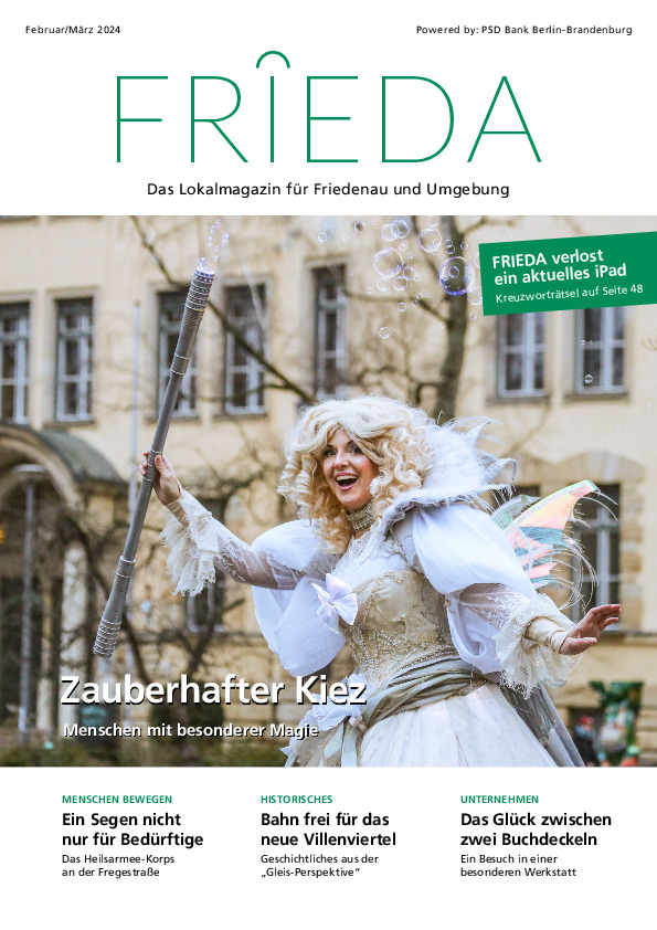 Das Titelbild von FRIEDA 01/24 zeigt eine Frau im Feenkostüm mit Seifenblasen-Zauberstab und Flügeln vor einer historischen Hausfassade.