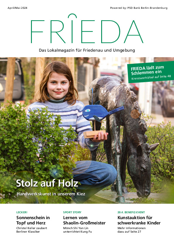 Das Titelbild von FRIEDA 02/24 zeigt ein Mädchen vor einer Fohlen-Skulptur hockend. Das Mädchen hält ein kleines Kunstwerk in die Höhe: einen blauen Wal aus Holz.